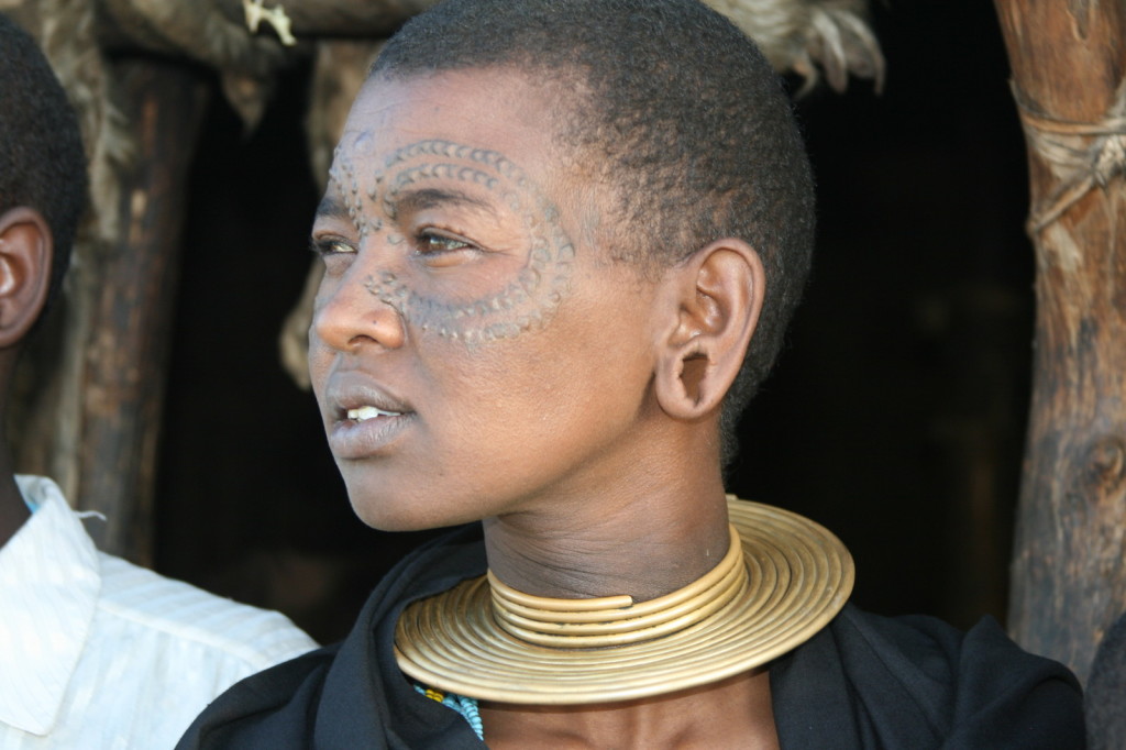 Cicatrices de fille Datoga, Lac Eyasi, Tanzanie